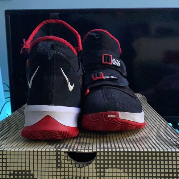 Used LeBron basketball shoes - Picture 2 of 5